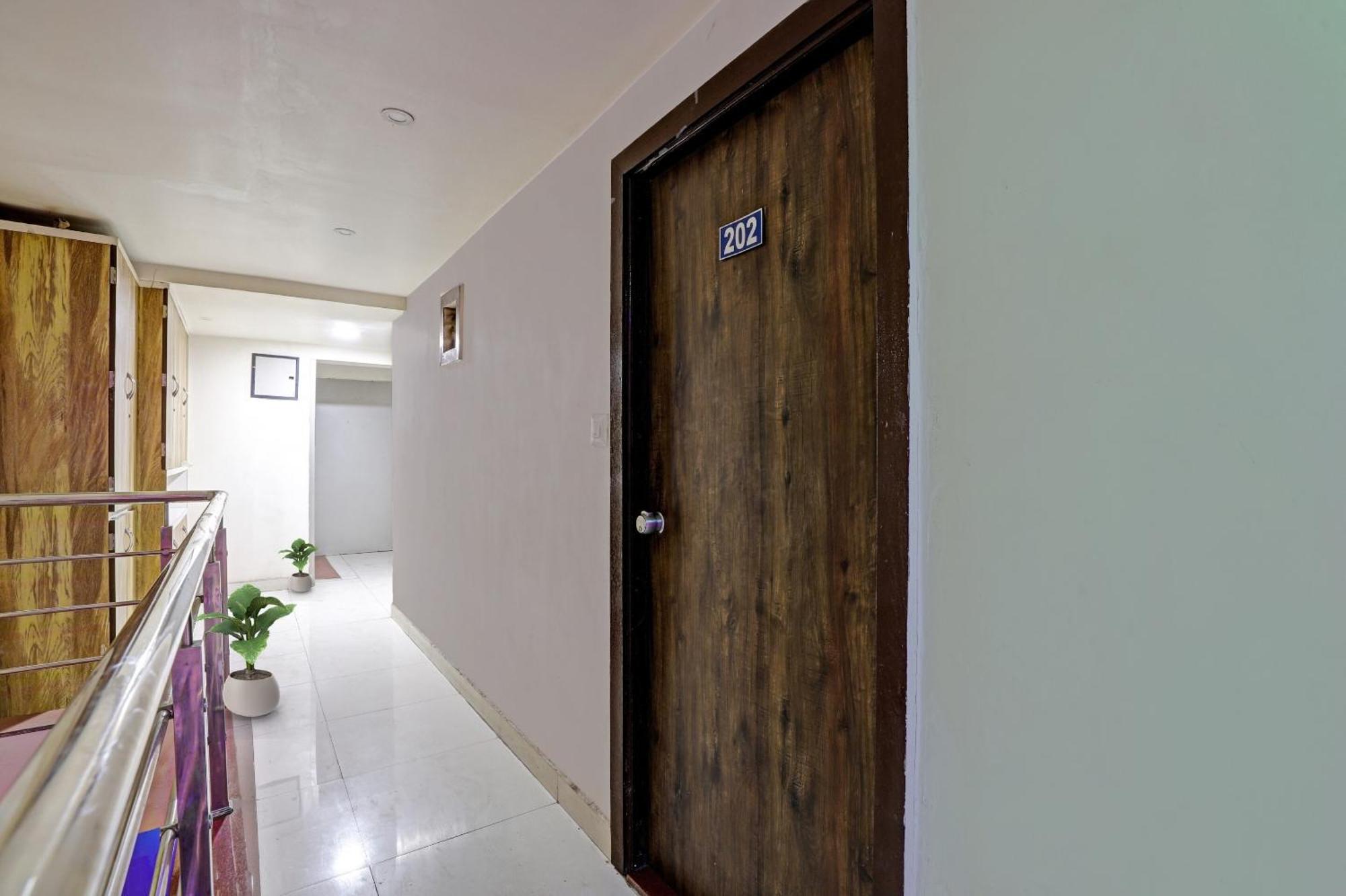 Hotel O Royal Ahmedabad Exterior foto